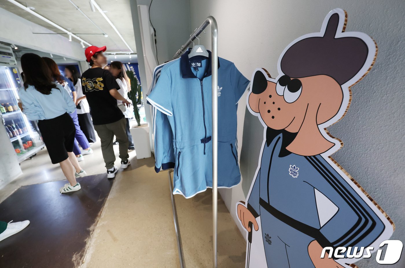 본문 이미지 - 31일 서울 강남구 카시나 카페에 마련된 아디다스골프X보기 보이즈 팝업스토어에서 시민들이 콜라보레이션 제품들을 보고 있다. 2023.8.31/뉴스1 ⓒ News1 김민지 기자