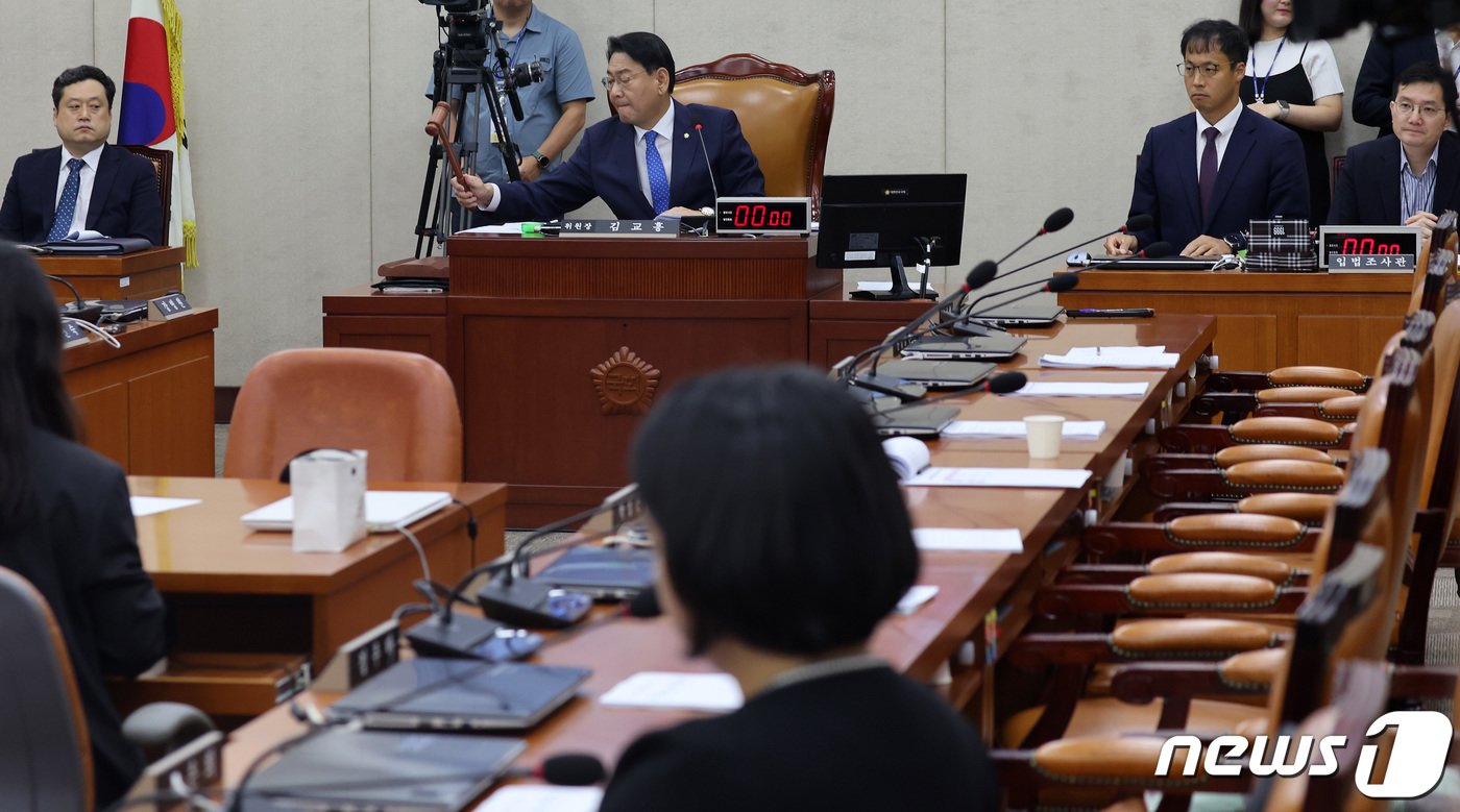 31일 국회에서 열린 행정안전위원회 전체회의에 여당 의원들이 &#39;10·29 이태원 참사 피해자 권리보장과 진상규명 및 재발 방지를 위한 특별법안&#39; 처리에 반발하며 퇴장해 의석이 텅 비어 있다. 2023.8.31/뉴스1 ⓒ News1 이동해 기자