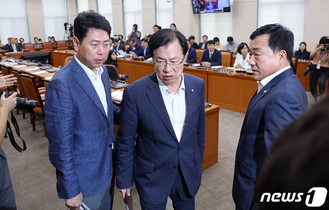 본문 이미지 - 이만희 여당 행안위 간사가 31일 국회에서 열린 행정안전위원회 전체회의에서 '10·29 이태원 참사 피해자 권리보장과 진상규명 및 재발 방지를 위한 특별법안' 처리에 반발하며 퇴장하고 있다. 2023.8.31/뉴스1 ⓒ News1 이동해 기자