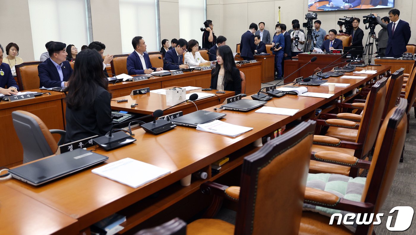 본문 이미지 - 31일 국회에서 열린 행정안전위원회 전체회의에 여당 의원들이 '10·29 이태원 참사 피해자 권리보장과 진상규명 및 재발 방지를 위한 특별법안' 처리에 반발하며 퇴장해 의석이 텅 비어 있다. 2023.8.31/뉴스1 ⓒ News1 이동해 기자