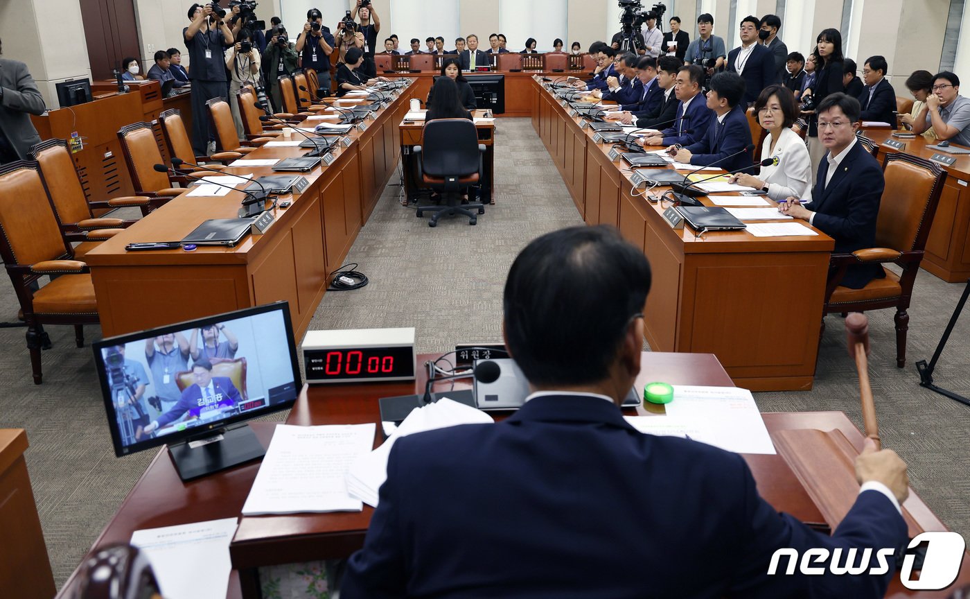 김교흥 국회 행정안전위원장이 31일 서울 여의도 국회에서 열린 행정안전위원회 전체회의에서 국민의힘 소속 의원들이 퇴장한 가운데 더불어민주당 등 야당 단독으로 &#39;10·29 이태원 참사 피해자 권리보장과 진상규명 및 재발 방지를 위한 특별법안&#39; 제정안을 통과시키고 있다. 2023.8.31/뉴스1 ⓒ News1 이동해 기자