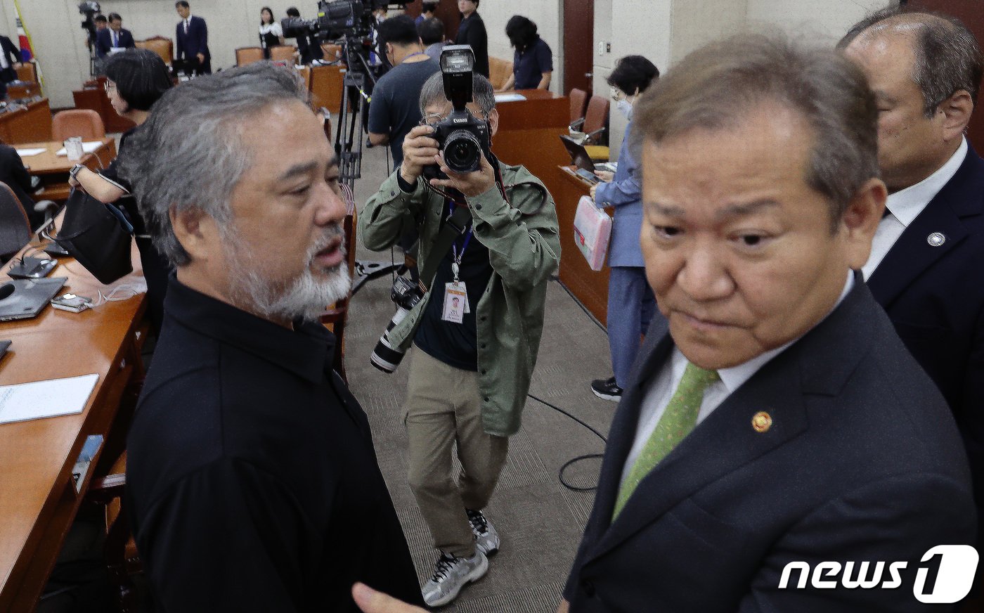 31일 국회에서 열린 행정안전위원회 전체회의 종료 후 이태원참사 유가족이 이상민 행정안전부 장관에게 항의하고 있다. 2023.8.31/뉴스1 ⓒ News1 이동해 기자