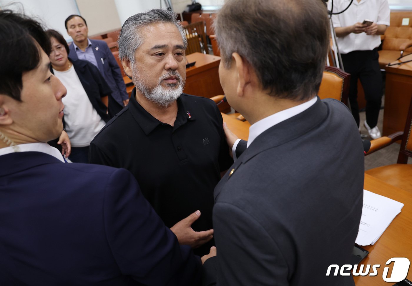 본문 이미지 - 31일 국회에서 열린 행정안전위원회 전체회의 종료 후 이태원참사 유가족이 이상민 행정안전부 장관에게 항의하고 있다.  2023.8.31/뉴스1 ⓒ News1 이동해 기자