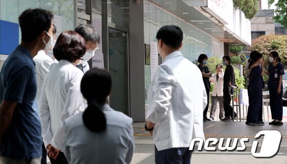서울백병원 진료 마지막 날인 31일 오후 서울 중구 인제대학교 서울백병원에서 의료진 등 교직원들이 폐원 전 마지막 기념촬영을 위해 출입문으로 모이고 있다. 2023.8.31/뉴스1 © News1 장수영 기자