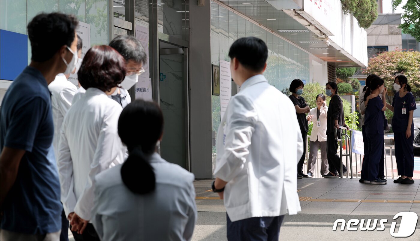 본문 이미지 - 서울백병원 진료 마지막 날인 31일 오후 서울 중구 인제대학교 서울백병원에서 의료진 등 교직원들이 폐원 전 마지막 기념촬영을 위해 출입문으로 모이고 있다. 2023.8.31/뉴스1 ⓒ News1 장수영 기자
