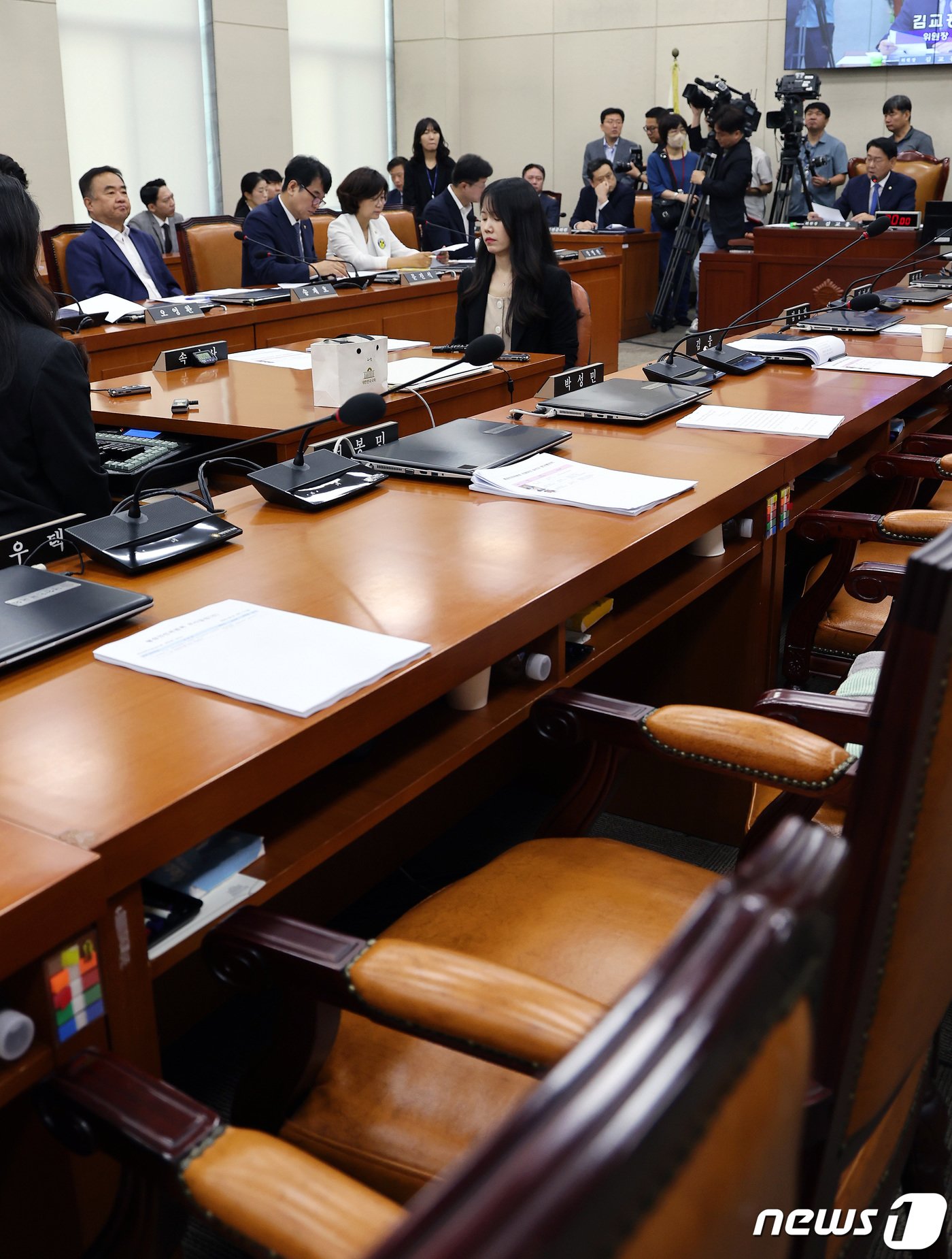 본문 이미지 - 31일 국회에서 열린 행정안전위원회 전체회의에 여당 의원들이 '10·29 이태원 참사 피해자 권리보장과 진상규명 및 재발 방지를 위한 특별법안' 처리에 반발하며 퇴장해 의석이 텅 비어 있다. 2023.8.31/뉴스1 ⓒ News1 이동해 기자