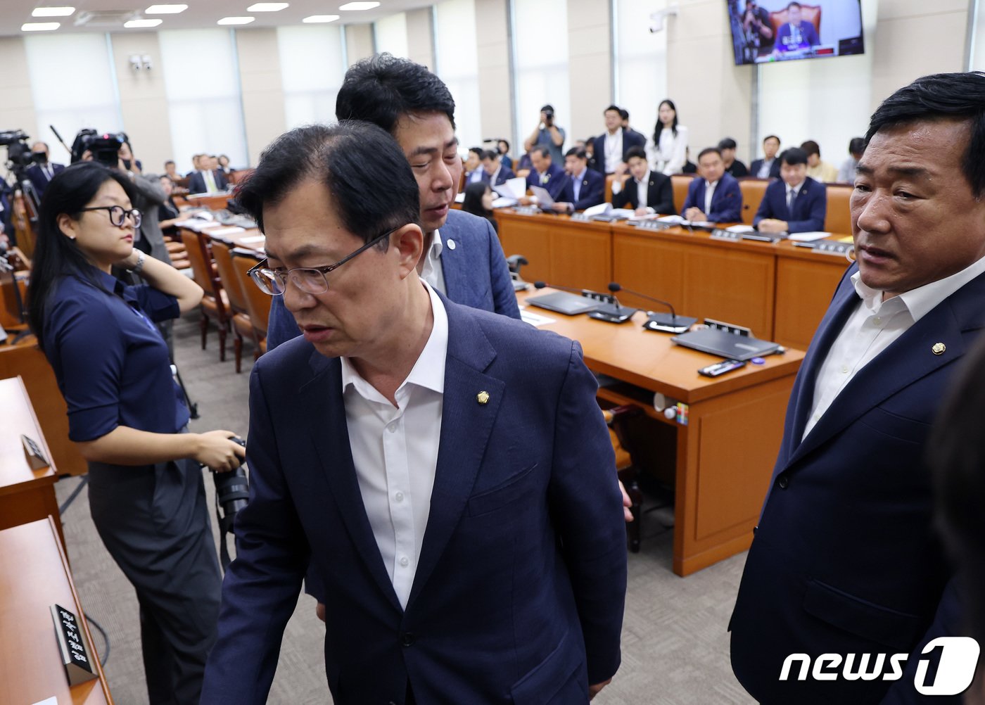 본문 이미지 - 이만희 여당 행안위 간사가 31일 국회에서 열린 행정안전위원회 전체회의에서 '10·29 이태원 참사 피해자 권리보장과 진상규명 및 재발 방지를 위한 특별법안' 처리에 반발하며 퇴장하고 있다.  ⓒ News1 이동해 기자