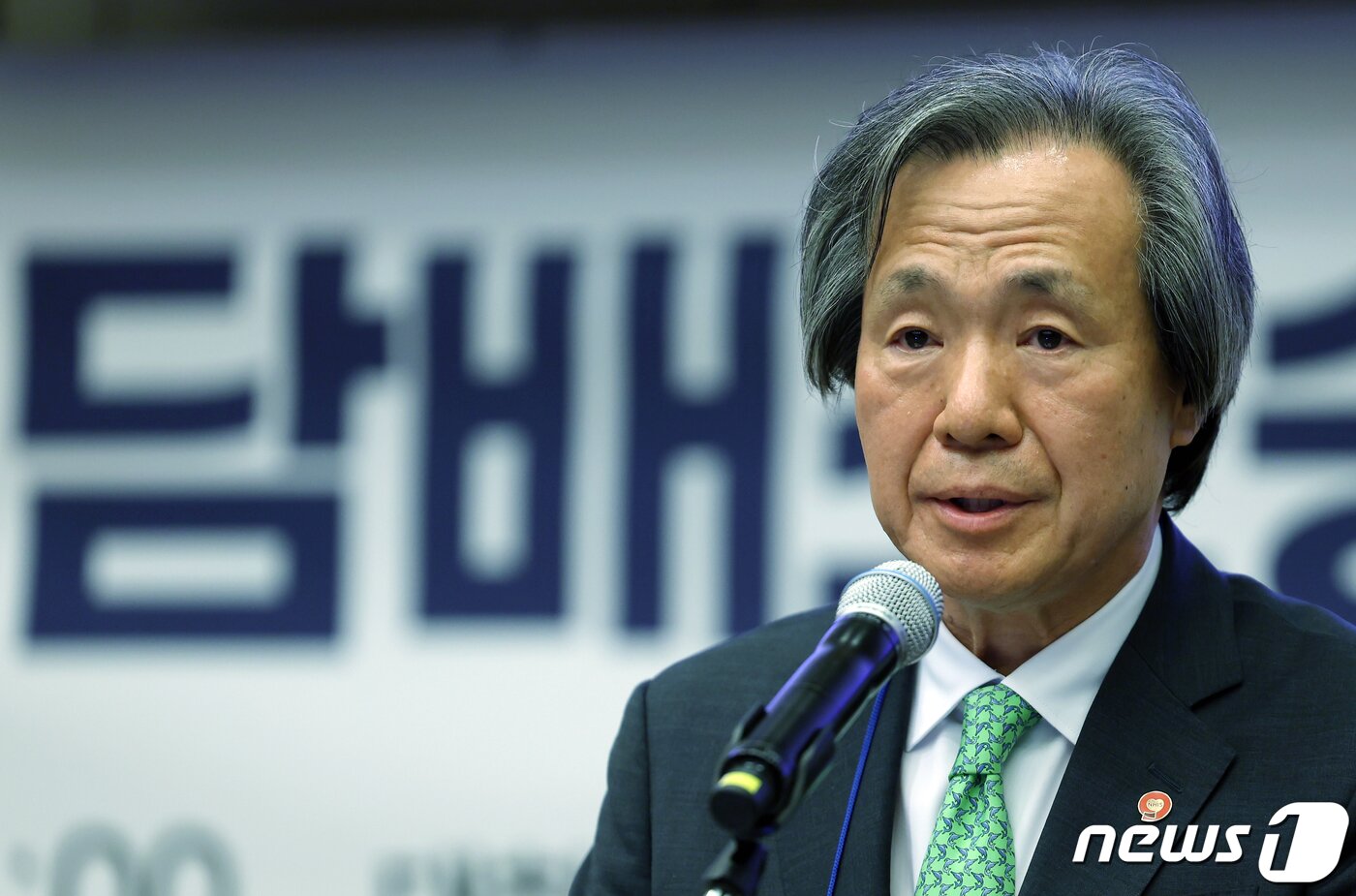 본문 이미지 - 정기석 국민건강보험공단 이사장이 31일 오후 서울 중구 남대문로 대한상공회의소에서 '담배와 암의 개별적 인과관계'를 주제로 열린 2023년 담배소송 세미나에서 개회사를 하고 있다. 2023.8.31/뉴스1 ⓒ News1 박정호 기자