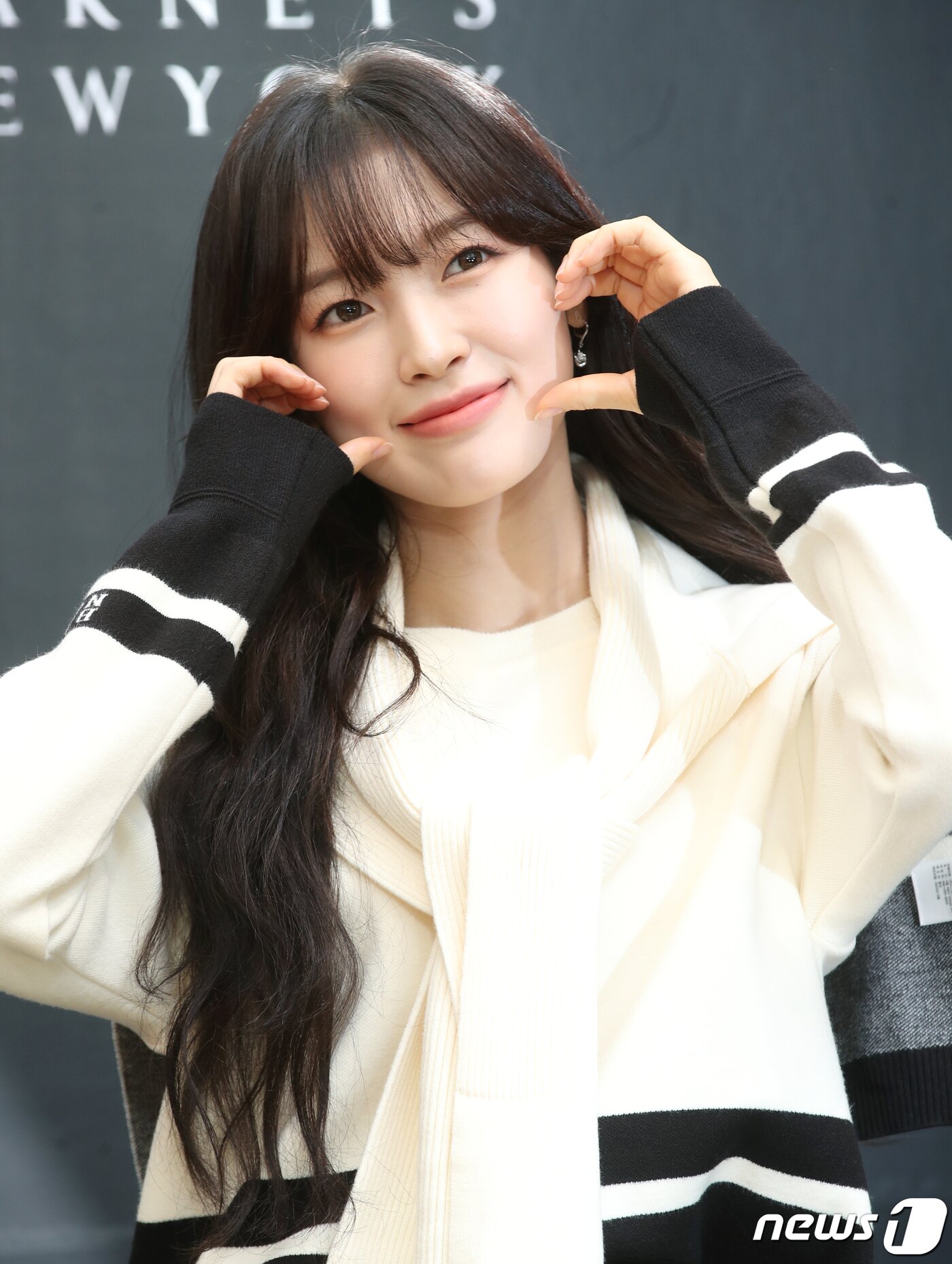 본문 이미지 - 오마이걸 아린이 31일 서울 강남구 신사동 가로수길 인근에서 열린 포토 행사에서 사랑스러운 볼 하트를 그리고 있다. ⓒ News1 권현진 기자