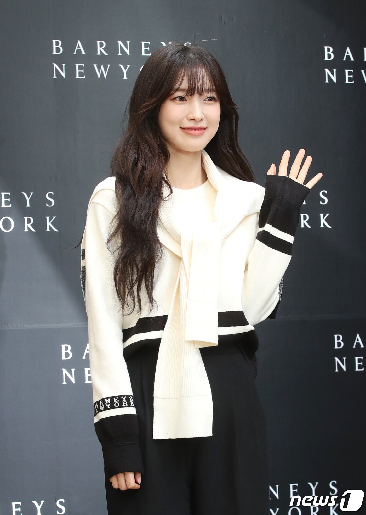 본문 이미지 - 오마이걸 아린이 31일 서울 강남구 신사동 가로수길 인근에서 열린 포토 행사에서 포즈를 취하고 있다. ⓒ News1 권현진 기자