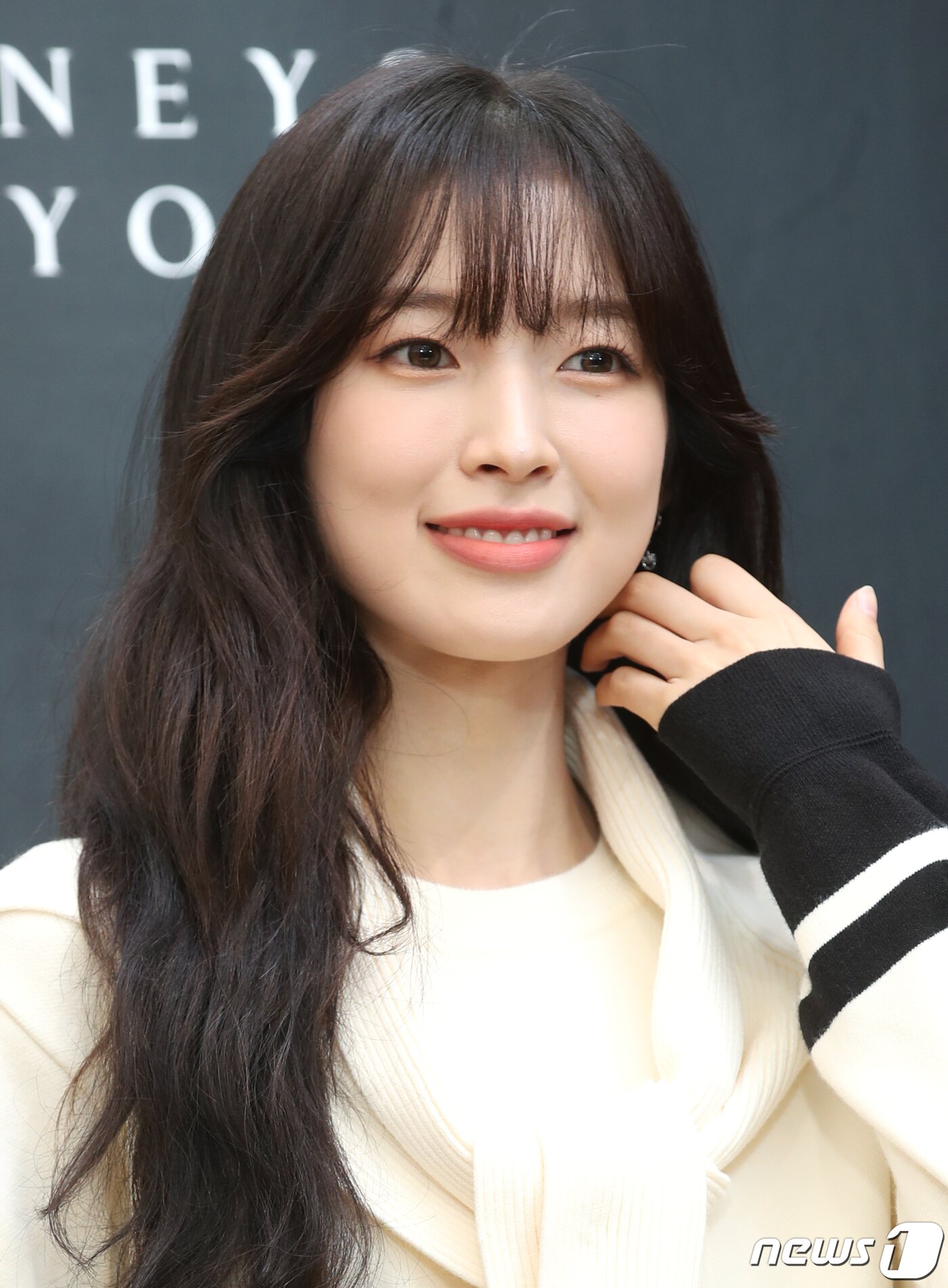 본문 이미지 - 오마이걸 아린이 31일 서울 강남구 신사동 가로수길 인근에서 열린 포토 행사에서 매력을 발산하고 있다. ⓒ News1 권현진 기자