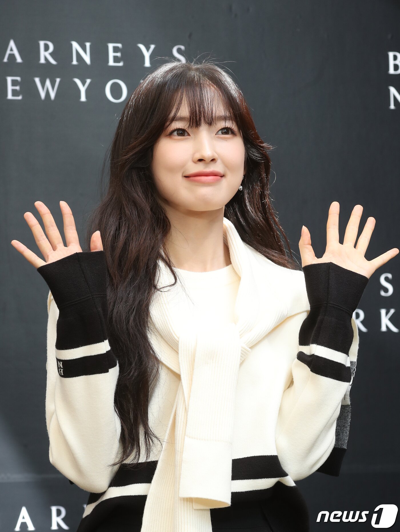 본문 이미지 - 오마이걸 아린이 31일 서울 강남구 신사동 가로수길 인근에서 열린 포토 행사에서 인사를 하고 있다. ⓒ News1 권현진 기자