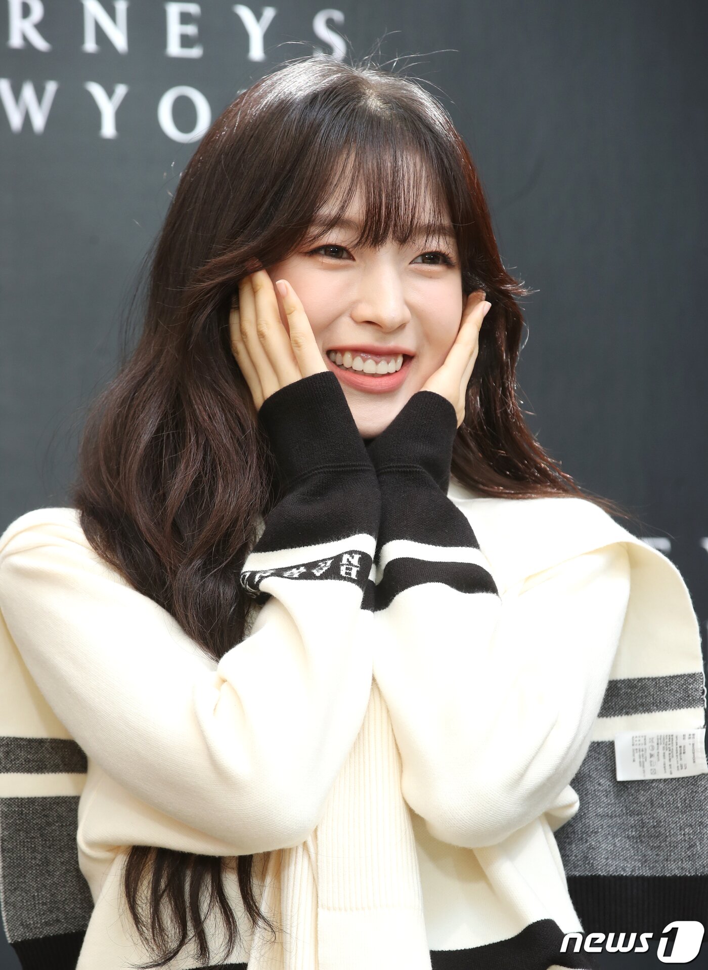 본문 이미지 - 오마이걸 아린이 31일 서울 강남구 신사동 가로수길 인근에서 열린 포토 행사에서 꽃받침 포즈를 취하고 있다. ⓒ News1 권현진 기자