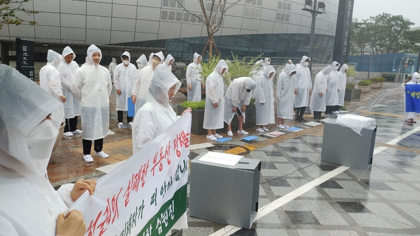 본문 이미지 - 전국레지던스연합회 관계자들이 지난달 국토교통부 세종정부청사 앞에서 집회를 벌였다./레지던스연합회 제공