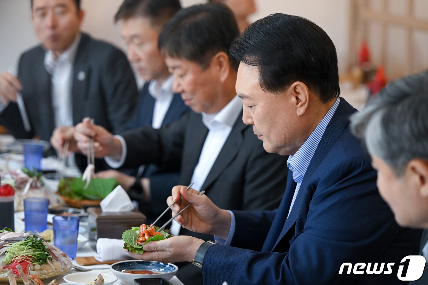 본문 이미지 - 윤석열 대통령이 31일 서울 영등포구 노량진수산시장을 방문, 회식당에서 구매한 수산물로 점심식사를 하고 있다. &#40;대통령실 제공&#41; 2023.8.31/뉴스1 ⓒ News1 오대일 기자