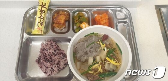 서울백병원 지하 1층 구내식당 직원들(위)과 특식으로 마련된 갈비탕(아래) 2023.8.31/뉴스1 © News1 박혜연 기자