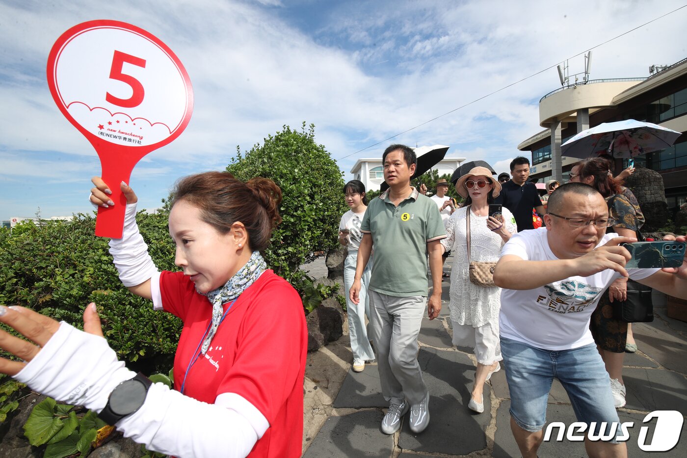 중국인 단체관광객들이 제주시 용두암에서 관광을 즐기고 있다. &#40;제주도사진기자회&#41;2023.8.31/뉴스1 ⓒ News1 오현지 기자