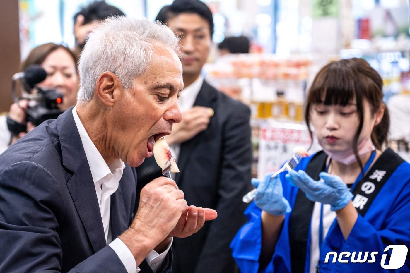 31일 람 이매뉴얼 주일본 미국대사가 후쿠시마현을 방문해 현지 수산물을 먹으며 오염수 방류에 대한 지지를 표명했다. 2023.08.31/ ⓒ AFP=뉴스1 ⓒ News1 박재하 기자