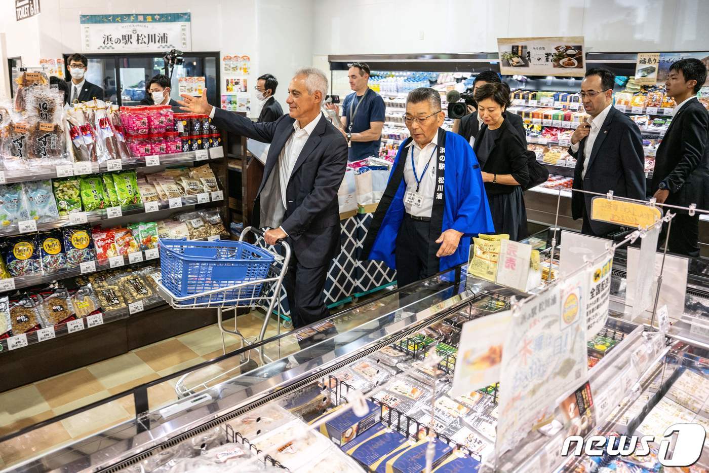 본문 이미지 - 31일 람 이매뉴얼 주일본 미국대사가 후쿠시마현을 방문해 현지 수산물을 먹으며 오염수 방류에 대한 지지를 표명했다. 사진은 후쿠시마현 소마 수산시장에서 쇼핑 중인 이매뉴얼 대사. 2023.08.31/ ⓒ AFP=뉴스1 ⓒ News1 박재하 기자