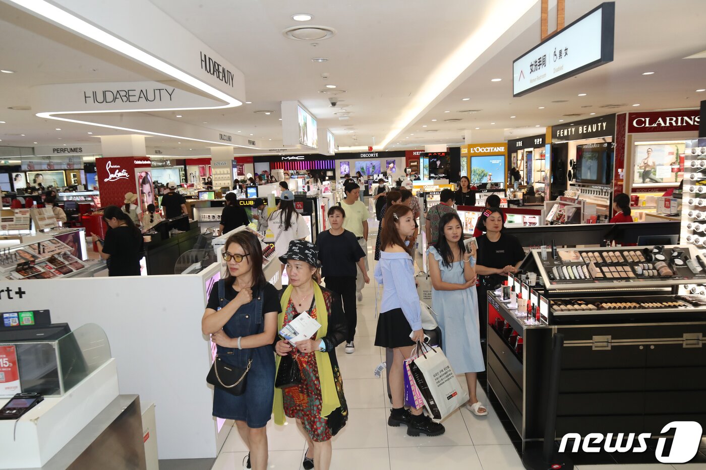 본문 이미지 - 31일 오후 제주시 연동 신라면세점 제주점에서 중국 국적의 크루즈 '블루드림스타호(Blue Dream Star·2만4782t)를 타고 온 관광객들이 쇼핑하고 있다.(제주도사진기자회)2023.8.31/뉴스1 ⓒ News1 오현지 기자