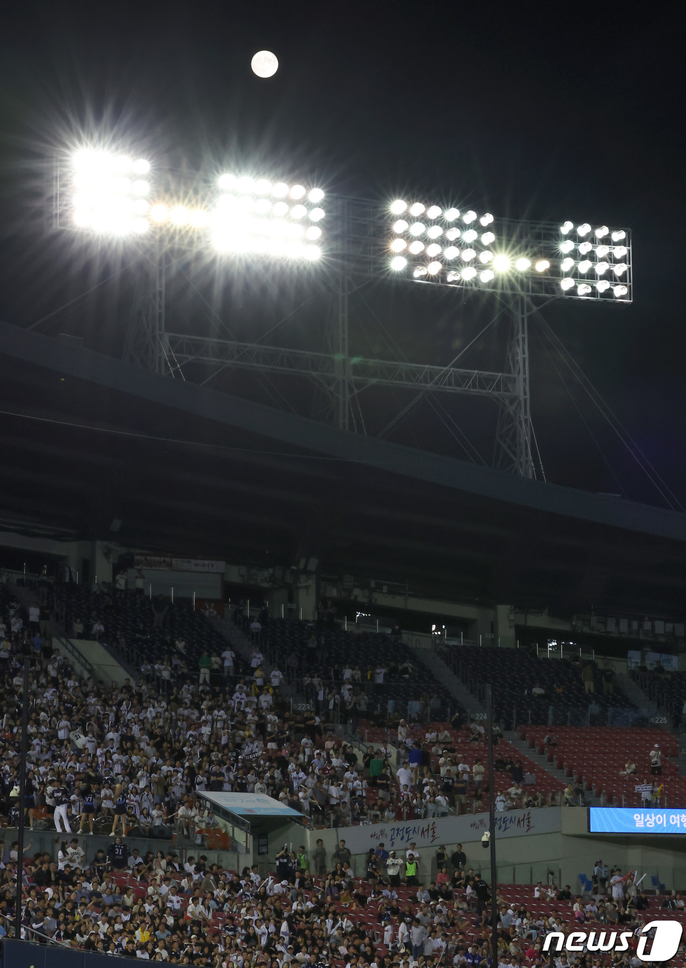 (서울=뉴스1) 김민지 기자 = 31일 '2023 신한은행 SOL KBO리그' LG 트윈스와 두산 베어스의 경기가 열린 서울 송파구 잠실야구장에서 바라본 하늘에 슈퍼 블루문이 떠 …