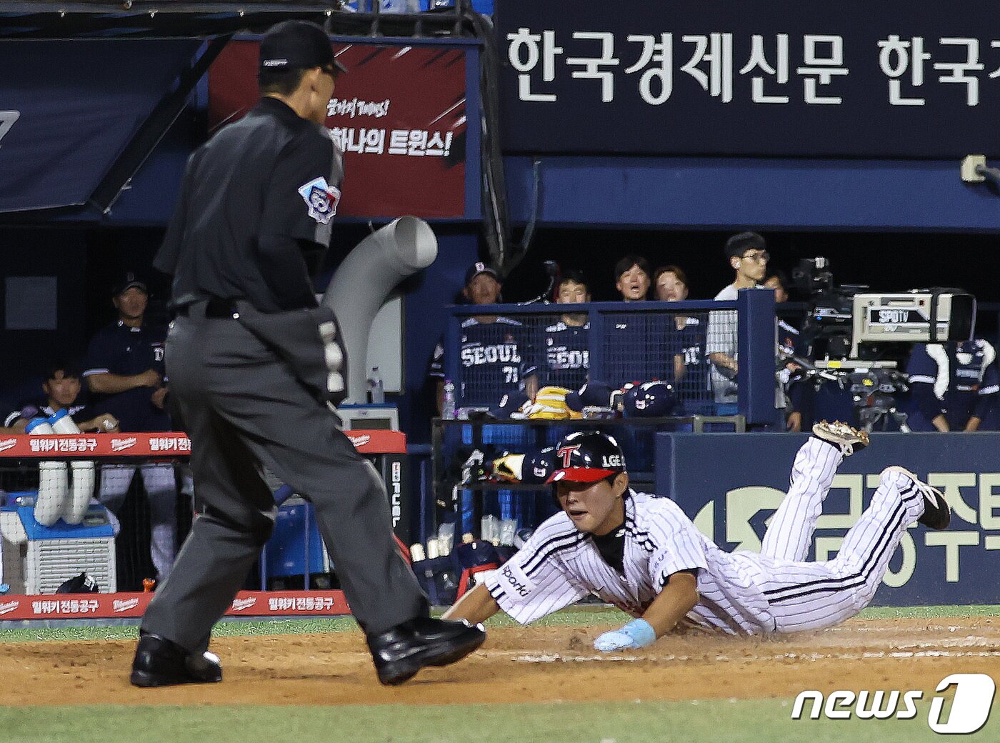 본문 이미지 - 31일 서울 송파구 잠실야구장에서 열린 '2023 신한은행 SOL KBO리그' LG 트윈스와 두산 베어스의 경기 8회말 1사 만루 상황에서 LG 박동원의 스퀴즈 번트 때 3루 주자 최승민이 슬라이딩하고 있다. 2023.8.31/뉴스1 ⓒ News1 김민지 기자