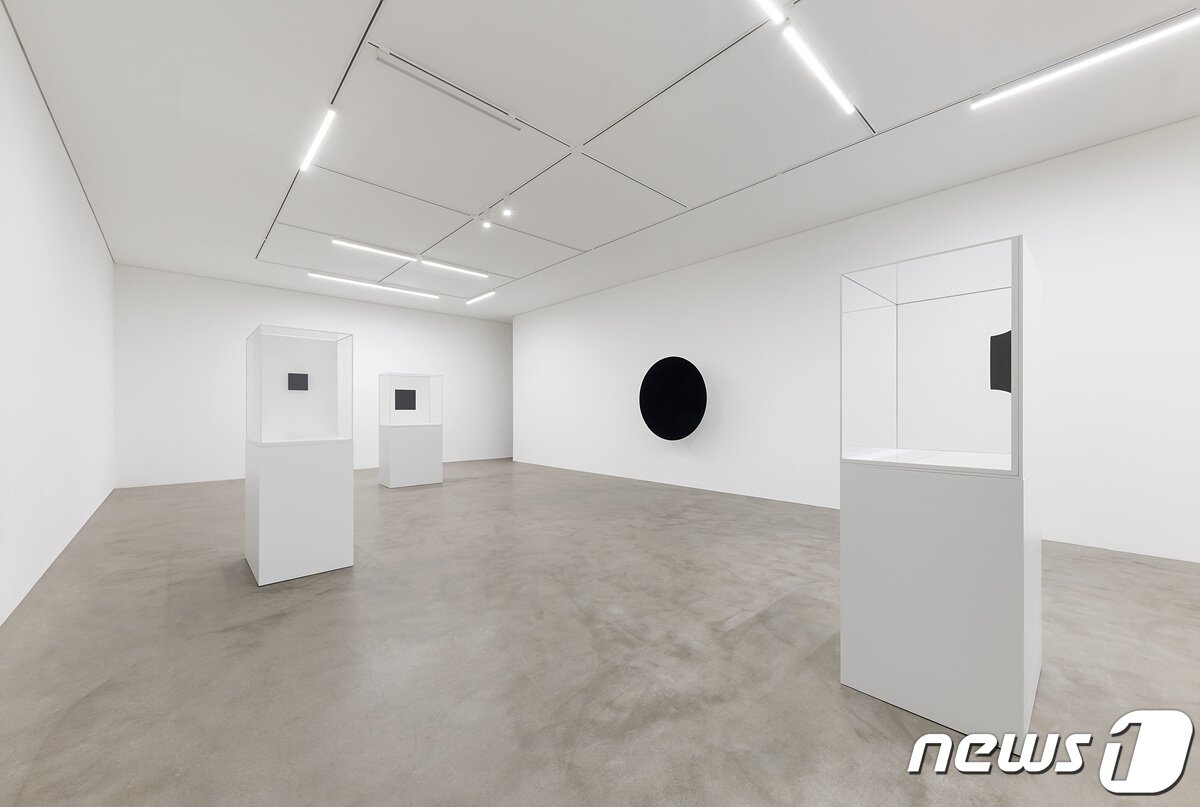 본문 이미지 - 국제갤러리 1관(K1) 아니쉬 카푸어 개인전, 《Anish Kapoor》 설치전경, 이미지 제공: 국제갤러리