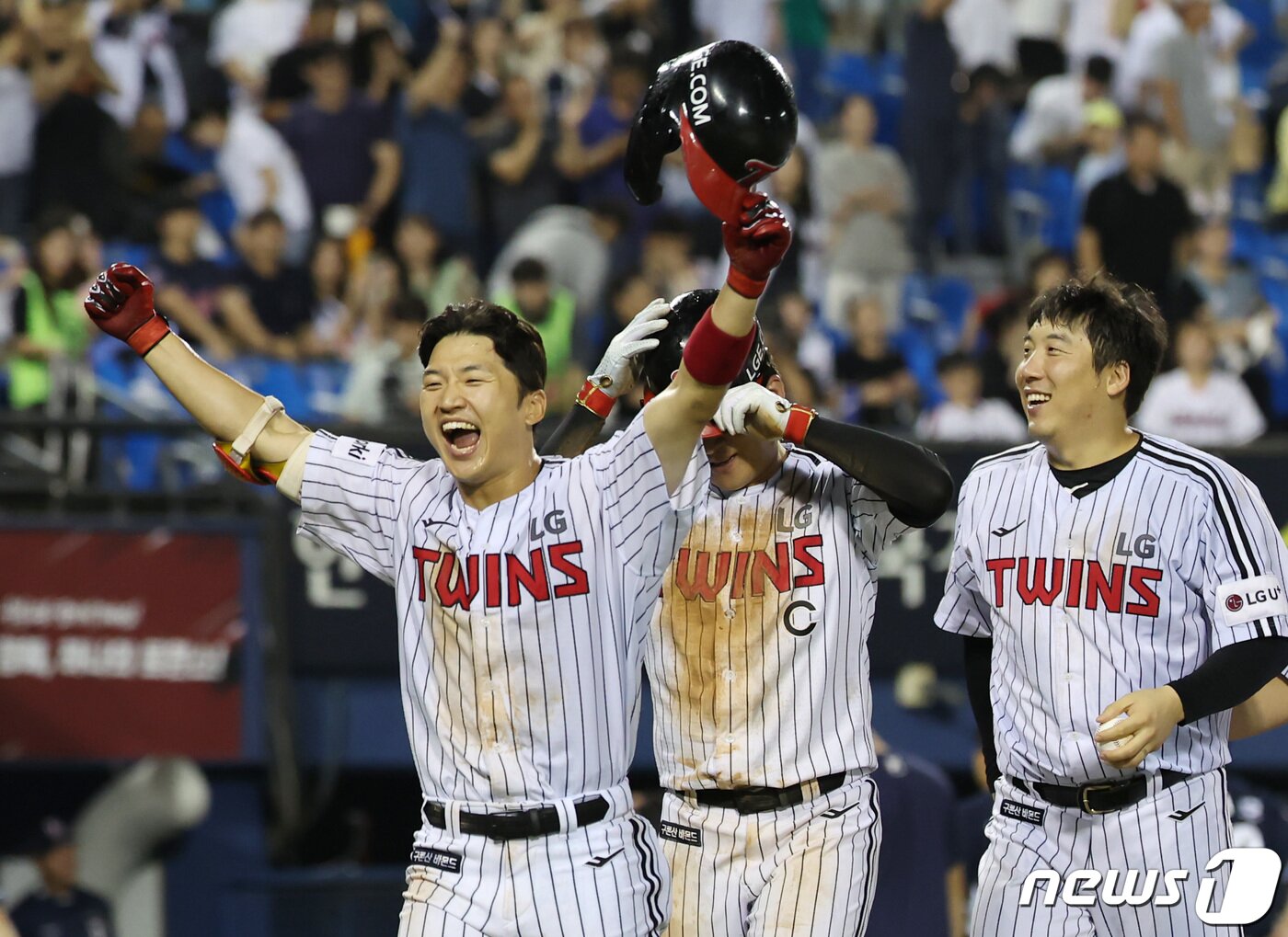 본문 이미지 - 31일 서울 송파구 잠실야구장에서 열린 '2023 신한은행 SOL KBO리그' LG 트윈스와 두산 베어스의 경기에서 3대2로 승리한 LG 박해민을 비롯한 선수들이 기뻐하고 있다. 2023.8.31/뉴스1 ⓒ News1 김민지 기자