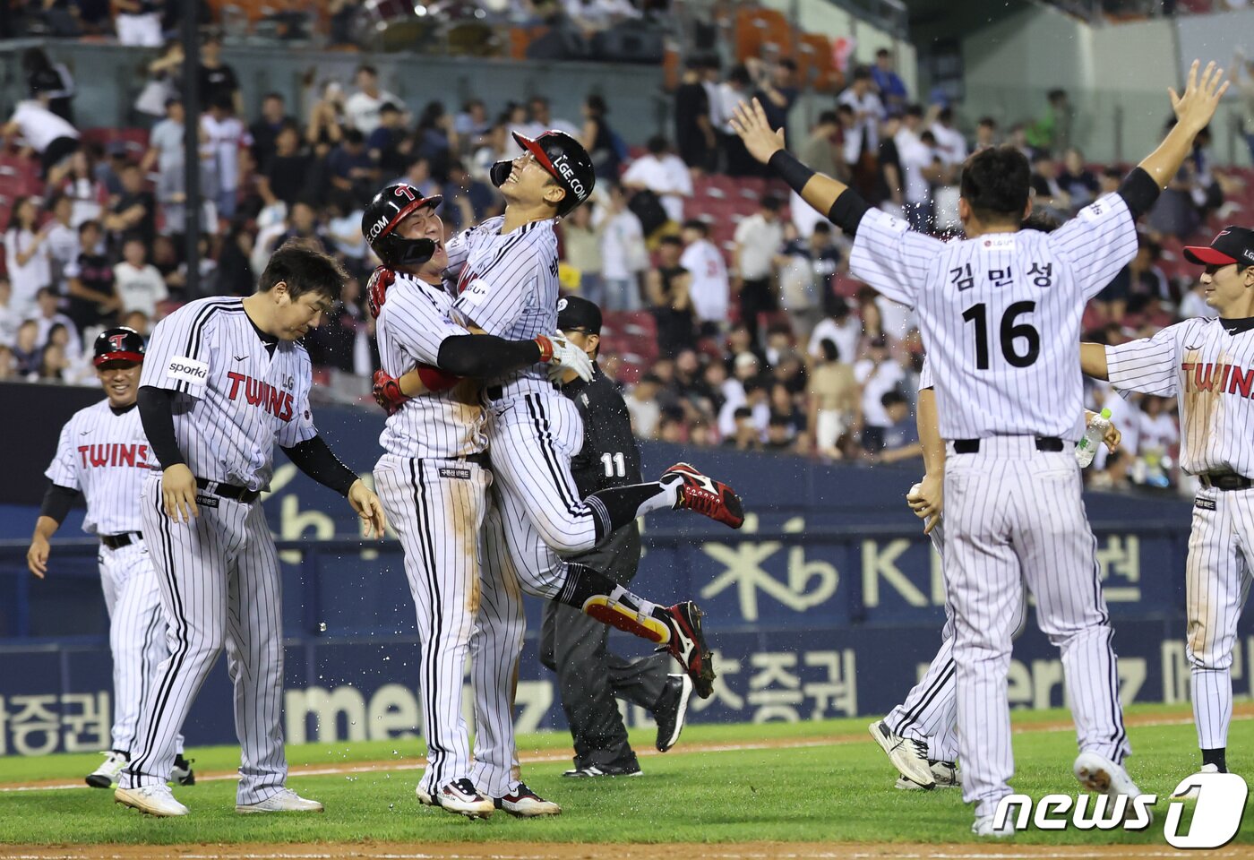 본문 이미지 - 31일 서울 송파구 잠실야구장에서 열린 '2023 신한은행 SOL KBO리그' LG 트윈스와 두산 베어스의 경기에서 끝내기 안타로 3대2 역전승을 이끈 LG 박해민이 동료들과 기뻐하고 있다. 2023.8.31/뉴스1 ⓒ News1 김민지 기자