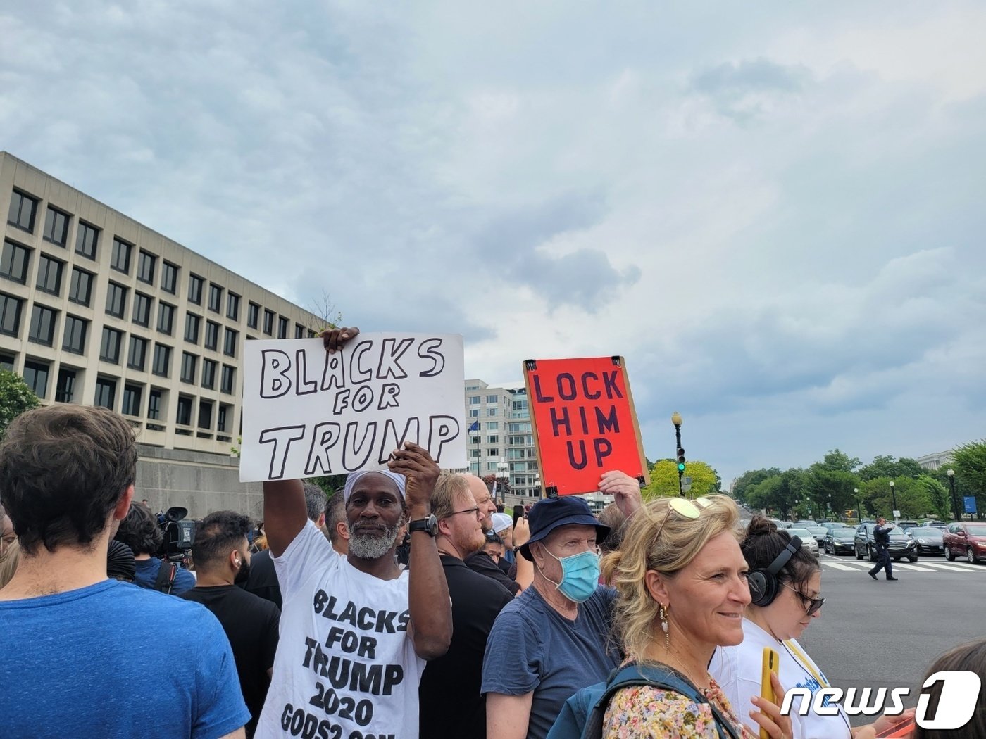 본문 이미지 - 지난해 8월3일(현지시간) 미국 워싱턴DC 연방 지방법원 근처에 도널드 트럼프 전 대통령의 지지자와 유죄 판결을 촉구하는 시민이 한데 모여 팻말을 들고 있다. 2023.08.03/ⓒ 뉴스1 김현 기자 ⓒ News1 김현 특파원