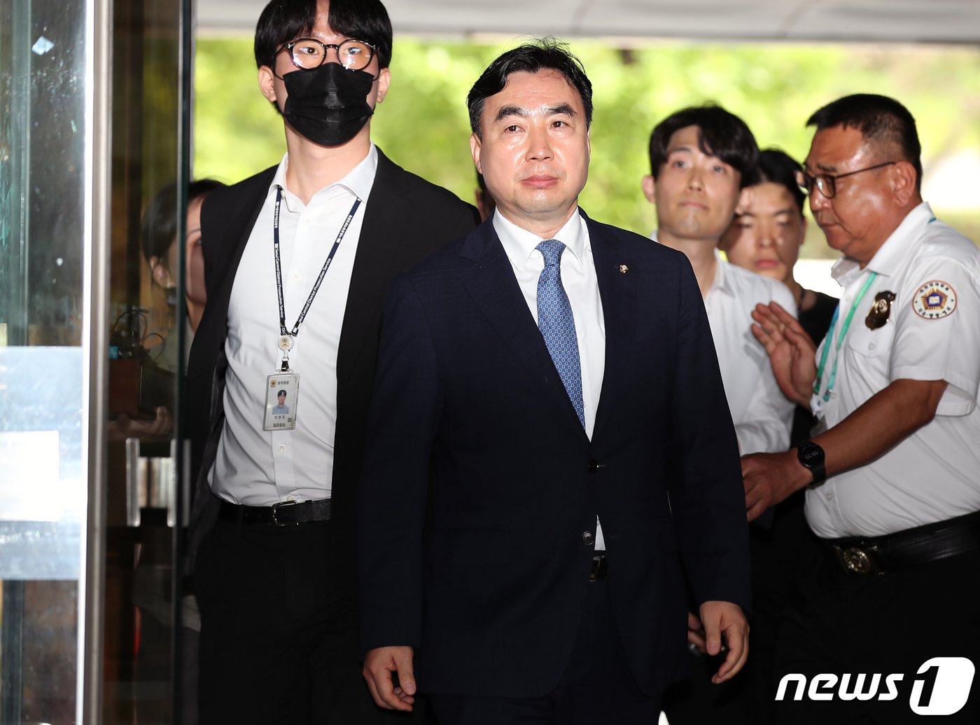 본문 이미지 - 더불어민주당 전당대회 돈봉투 의혹 사건으로 재판에 넘겨진 윤관석 전 의원(왼쪽 두번째)에게 징역 2년이 확정됐다. 2023.8.4/뉴스1 ⓒ News1 박정호 기자