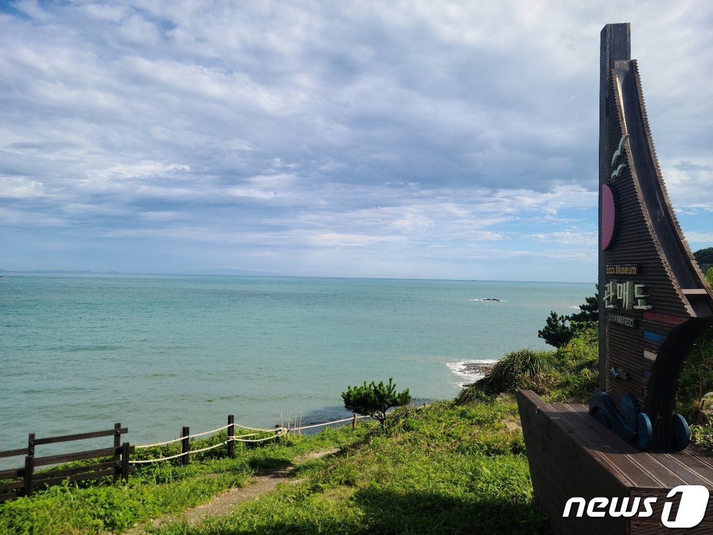 본문 이미지 - 왕독기미 언덕의 조기잡이 '닻배'조형물. 멀리 추자도 너머로 제주 한라산이 아스라이 보인다. 2023.8.4 뉴스1 ⓒ News1 조영석 기자 