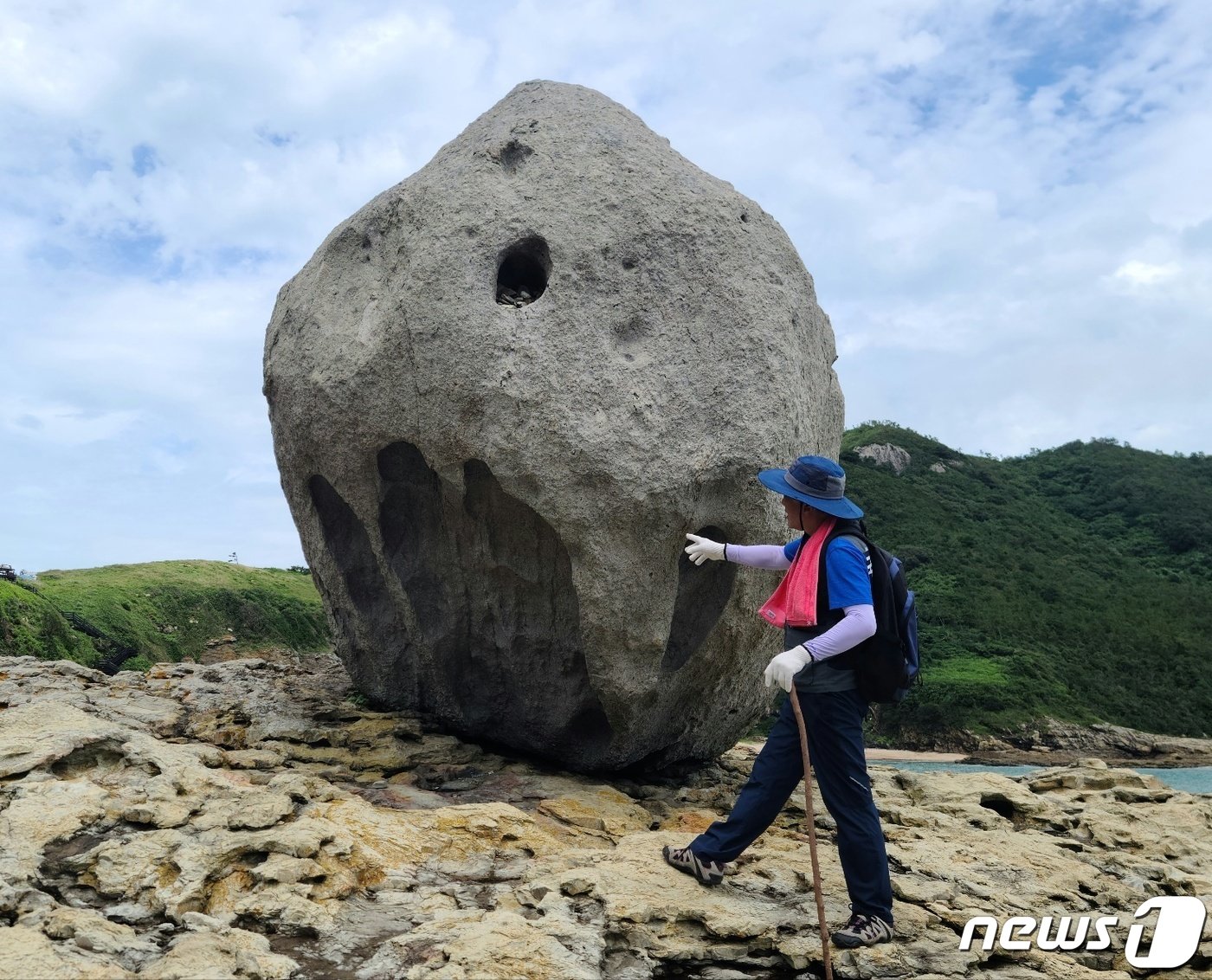본문 이미지 - 꽁돌. 관매마을 주민 조종복씨가 꽁돌에 새겨진 하늘장사의 왼손바닥 자국 모양을 가리키고 있다. 2023.8.4 뉴스1 ⓒ News1 조영석 기자 