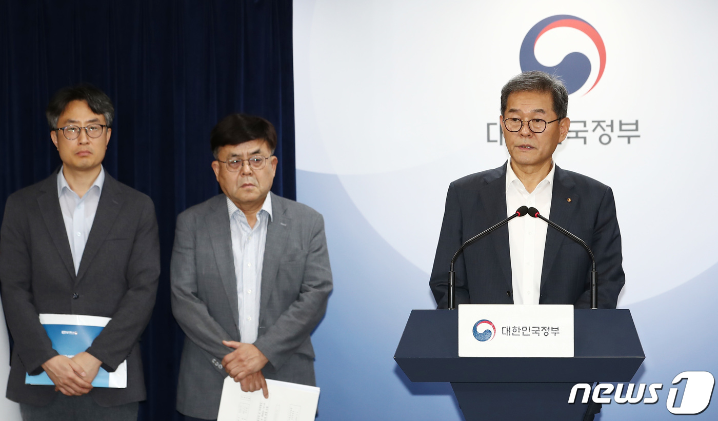 (서울=뉴스1) 김민지 기자 = 배덕효 국가물관리위원회 민간위원장이 4일 오전 서울 종로구 정부서울청사에서 금강·영산강 보 처리방안 재검토 결과 브리핑을 하고 있다.앞서 열린 제9 …