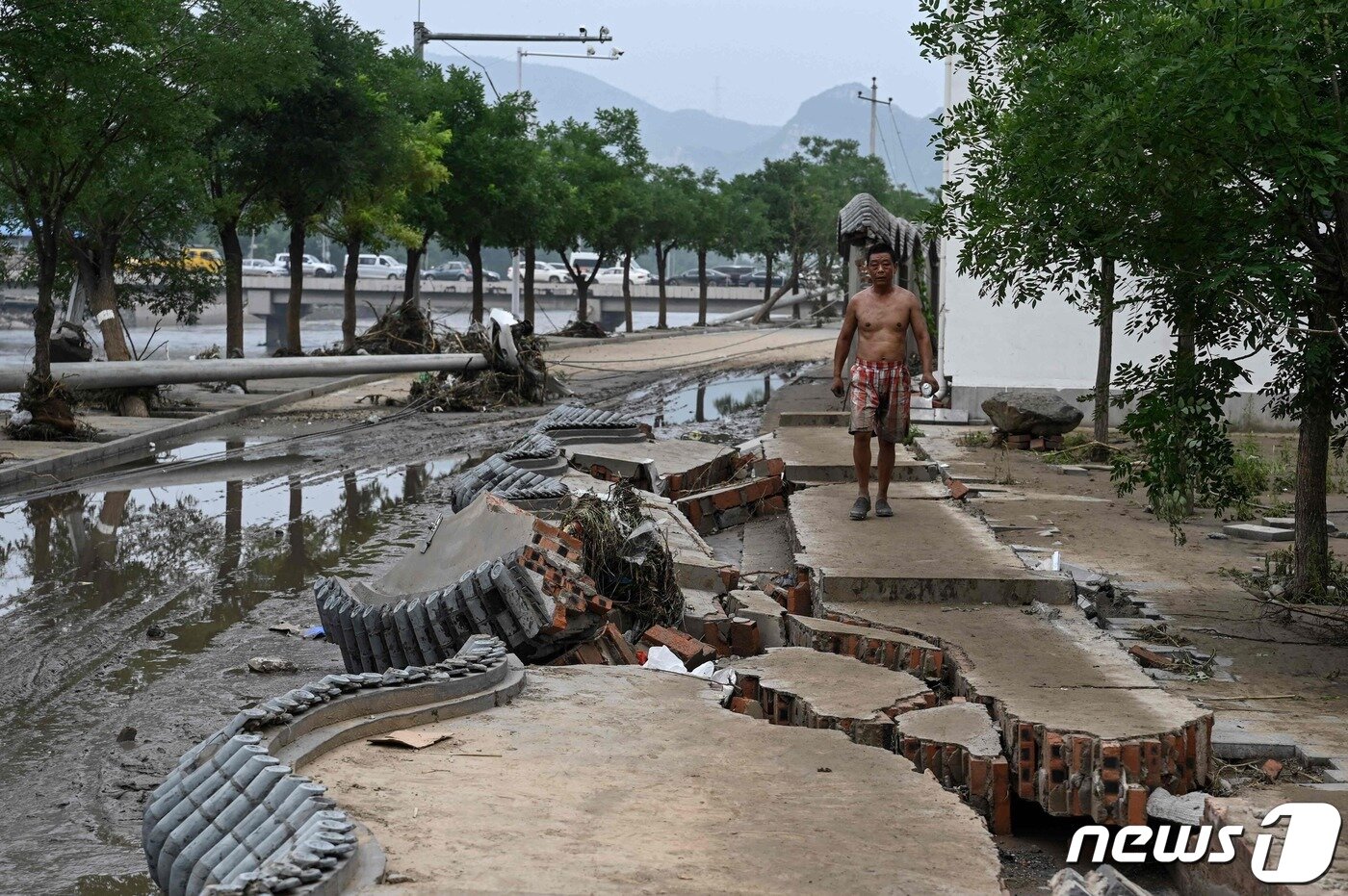 본문 이미지 - 3일(현지시각) 태풍 독수리가 강타해 역대급 폭우가 내린 중국 베이징에서 무너진 담벼락이 보인다. 2023.8.4 ⓒ AFP=뉴스1 ⓒ News1 우동명 기자