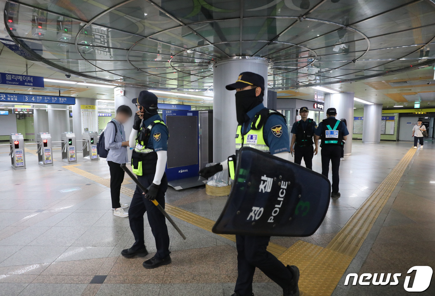 (성남=뉴스1) 김영운 기자 = 4일 오후 경기 성남시 분당구 오리역에서 경찰 병력이 순찰을 하고 있다.경찰은 ‘서현역 묻지마 흉기난동’ 사건 후 온라인 공간에서 또 다른 ‘오리역 …
