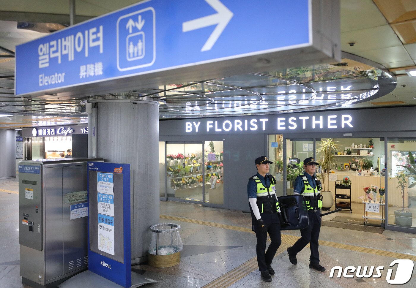 본문 이미지 - 4일 오후 경기 성남시 분당구 오리역에서 경찰 병력이 순찰을 하고 있다. 경찰은 ‘서현역 묻지마 흉기난동’ 사건 후 온라인 공간에서 또 다른 ‘오리역 살인예고’ 글이 작성돼 성남시 분당지역에 인력 98명을 긴급배치 했다. 2023.8.4/뉴스1 ⓒ News1 김영운 기자