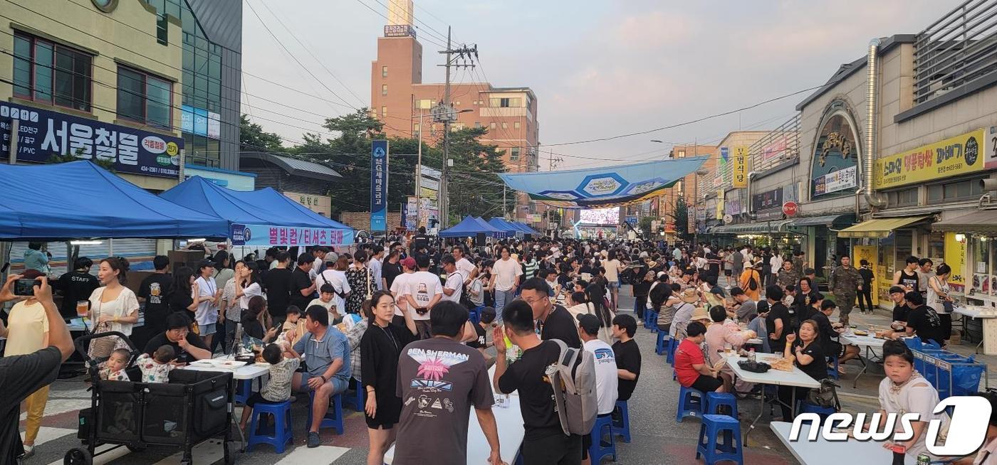 본문 이미지 - 지난 2일 열린 홍천강 별빛음악 맥주축제 전야제.(홍천문화재단 제공)/뉴스1