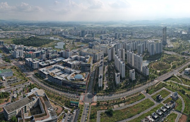 직원 70% 뿌리 내렸는데…이전 공공기관장 절반, 주소지 안 옮겨