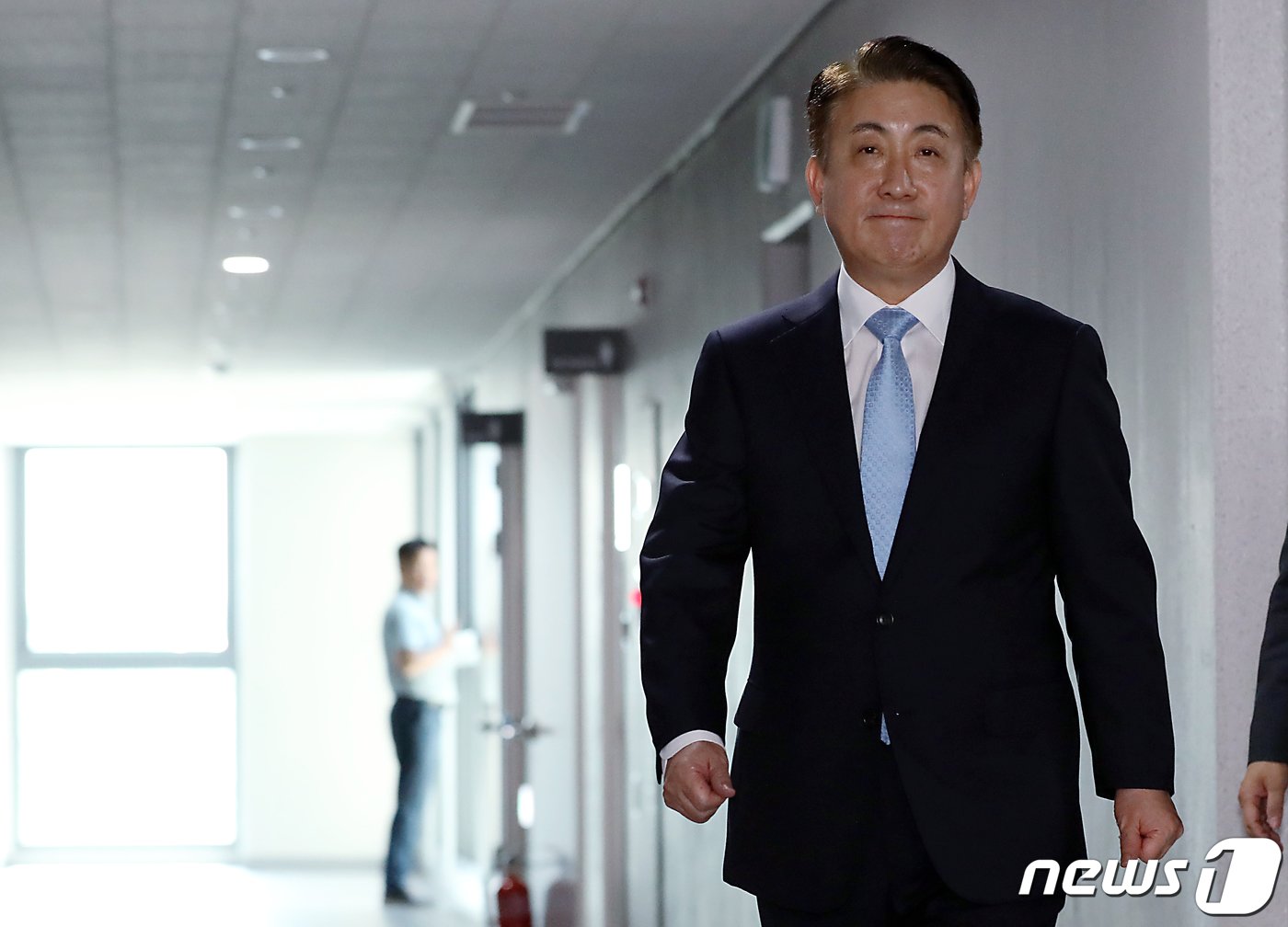 본문 이미지 - 이동관 방송통신위원장 후보자가 4일 오후 경기 과천시의 한 오피스텔에 마련된 청문회 준비 사무실로 들어서고 있다. 2023.8.4/뉴스1 ⓒ News1 박정호 기자