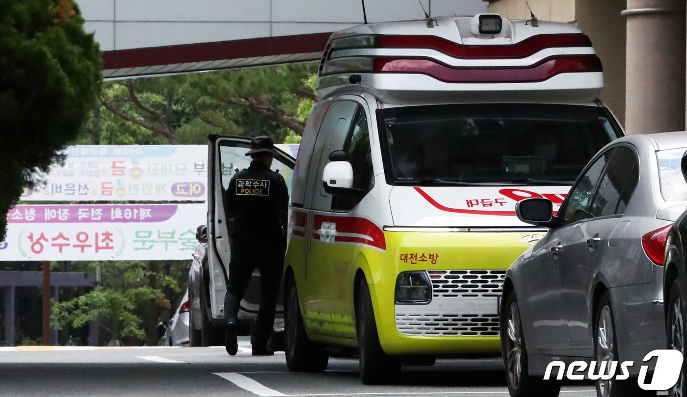 지난 8월4일 오전 대전 대덕구 한 고등학교에서 한 남성이 학교에 무단침입해 40대 교사를 흉기로 찌르고 도주하는 사건이 발생했다. 출동한 경찰 과학수사대가 사건 학교에서 현장 조사를 하고 있다./뉴스1 ⓒ News1 김기남 기자