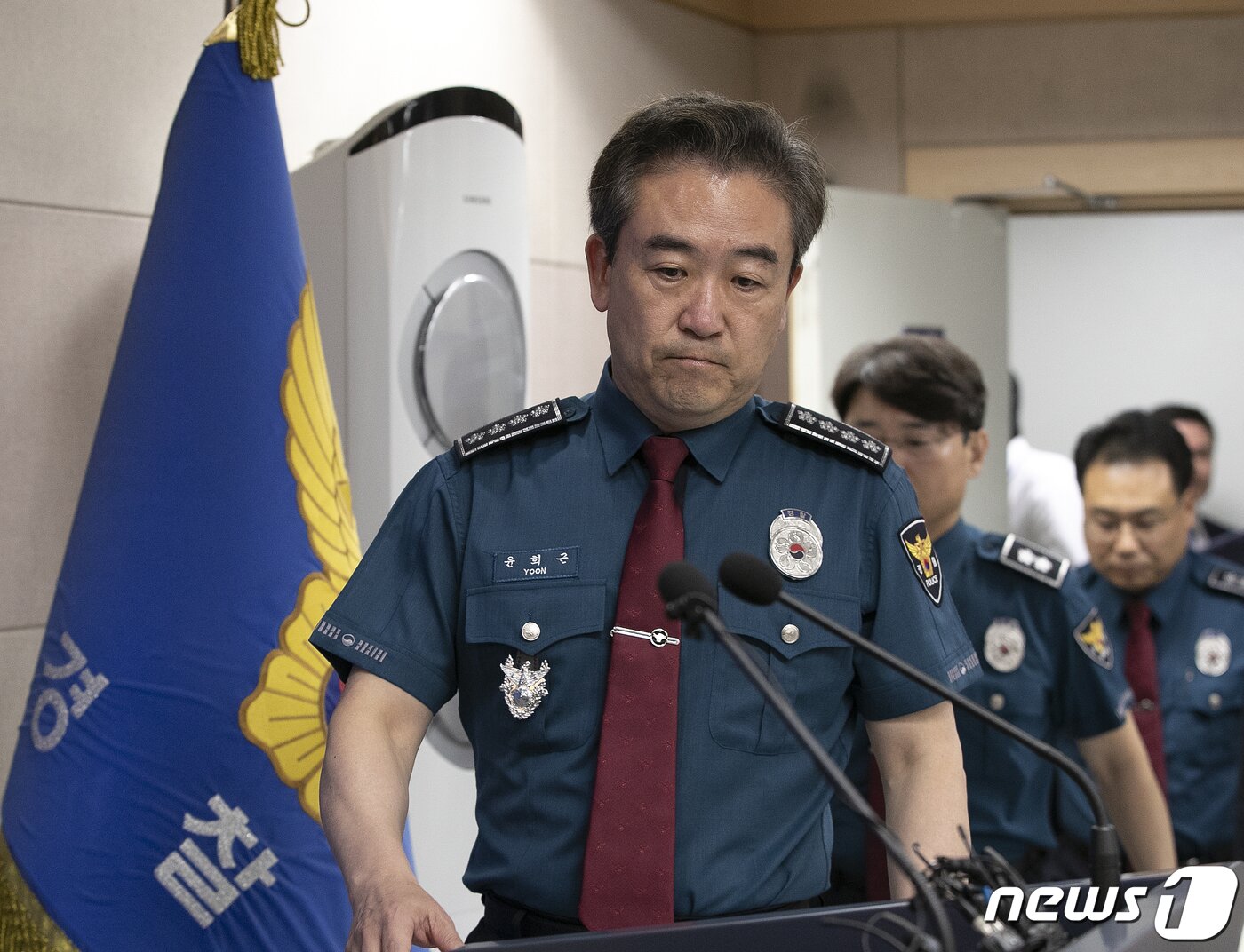 본문 이미지 - 윤희근 경찰청장이 4일 오후 서울 서대문구 경찰청에서 흉기 난동 범죄 관련 대국민 담화 발표를 하기 위해 브리핑룸으로 들어서고 있다.  2023.8.4/뉴스1 ⓒ News1 신웅수 기자