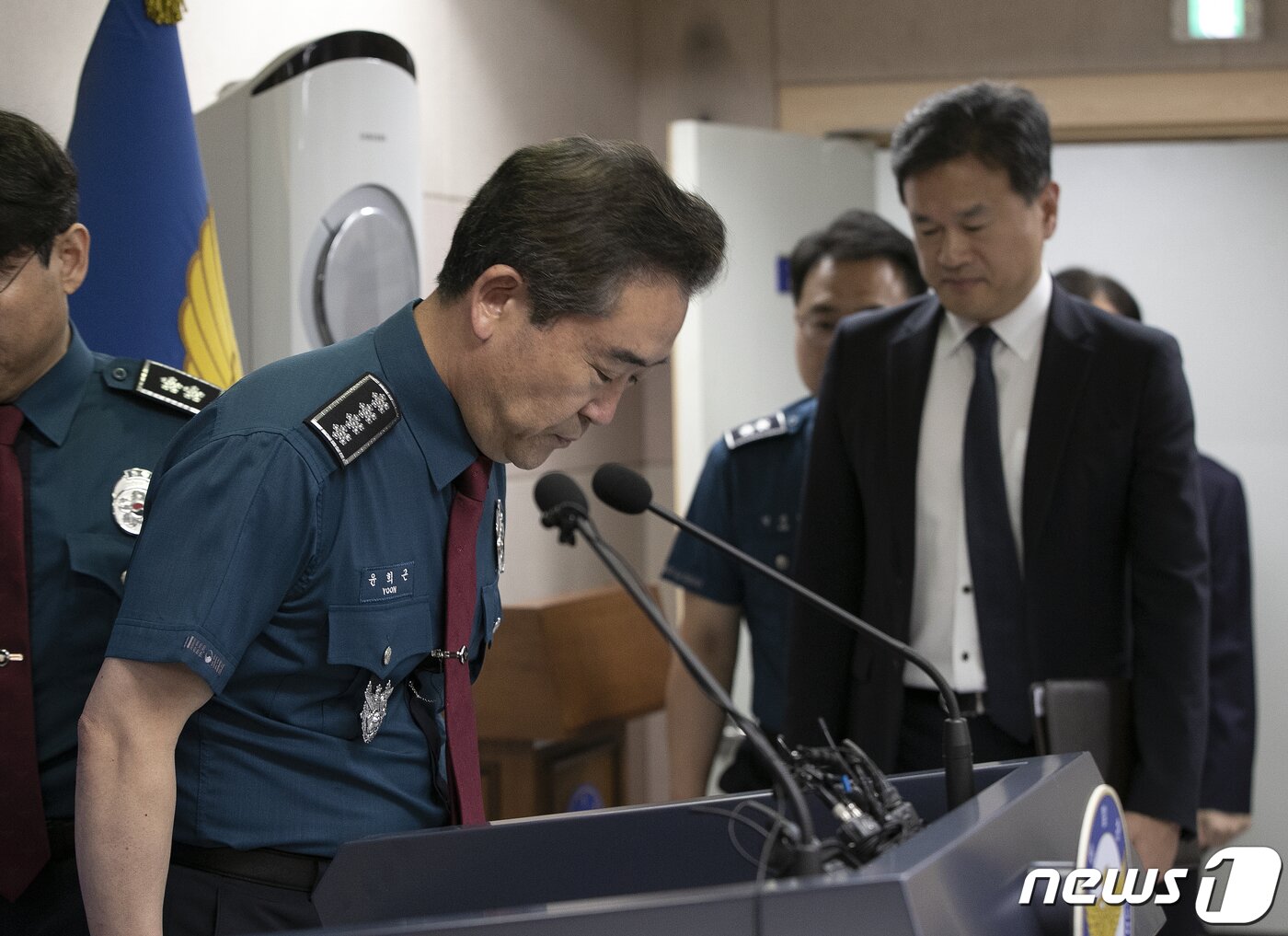 본문 이미지 - 윤희근 경찰청장이 4일 오후 서울 서대문구 경찰청에서 흉기 난동 범죄 관련 대국민 담화 발표에 앞서 인사하고 있다. 2023.8.4/뉴스1 ⓒ News1 신웅수 기자