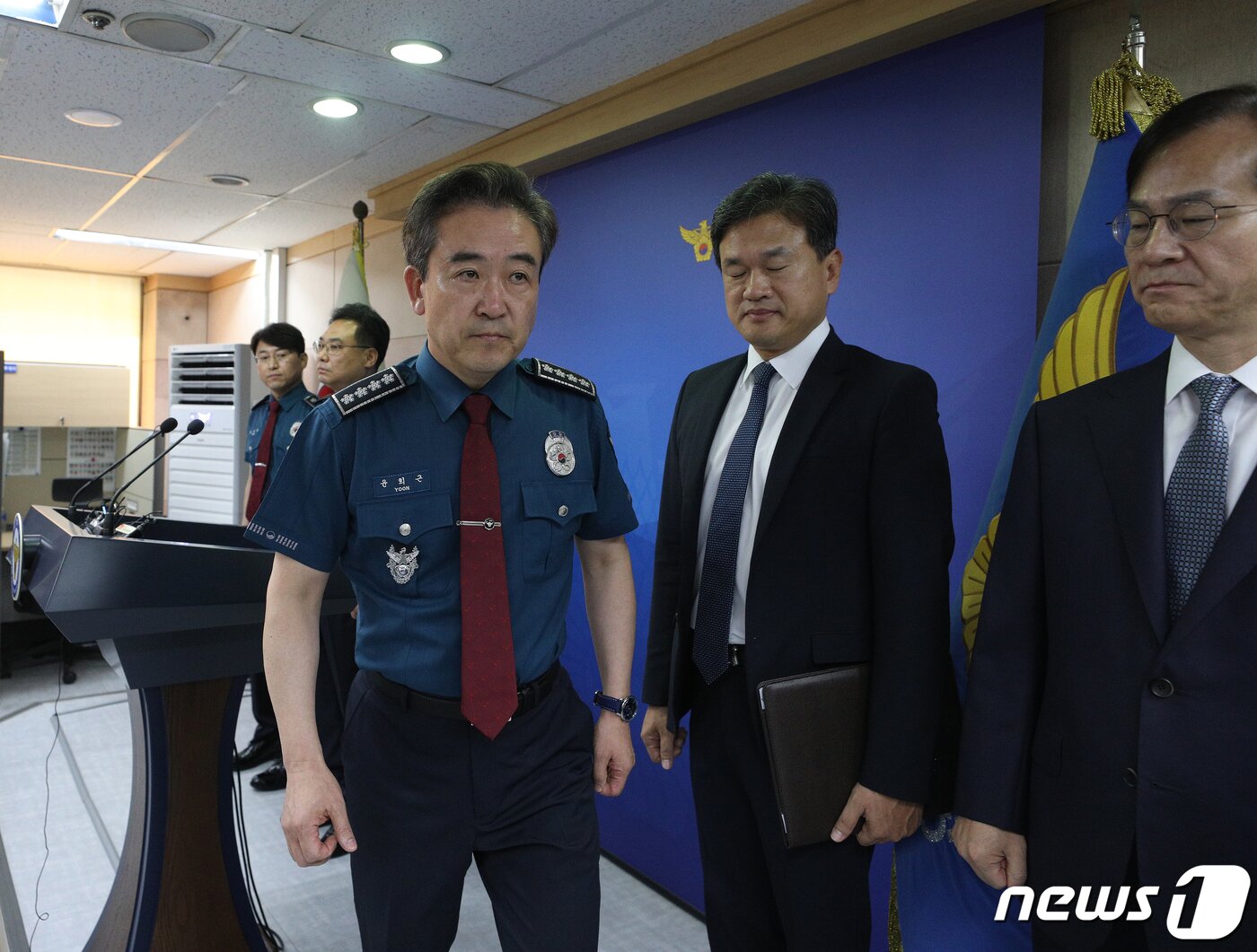 본문 이미지 - 윤희근 경찰청장이 4일 오후 서울 서대문구 경찰청에서 흉기 난동 범죄 관련 대국민 담화 발표를 마친 후 브리핑룸을 나서고 있다. 2023.8.4/뉴스1 ⓒ News1 신웅수 기자