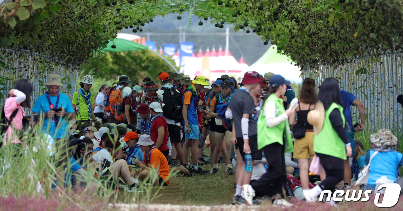본문 이미지 - 4일 전북 부안군 세계스카우트잼버리 텔타구역에서 쿨링 터널 안에서 스카우트 대원들이 더위를 식히고 있다. 2023.8.4/뉴스1 ⓒ News1 유경석 기자