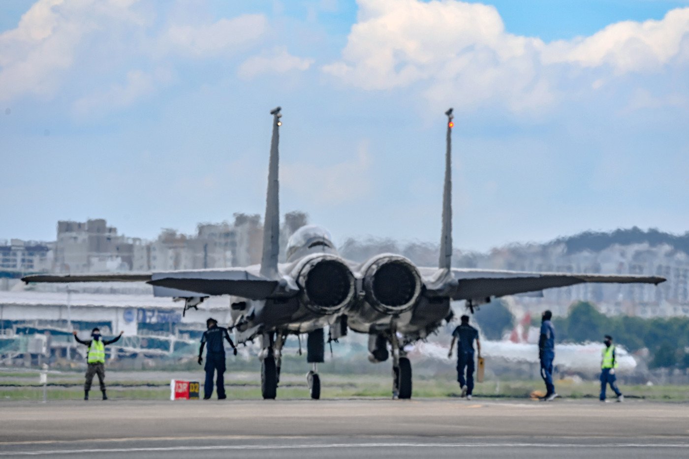 지난 3일 대구 공군기지에서 공군 제11전투비행단 정비요원들 F-15K 전투기의 이륙에 앞서 최종기회점검&#40;LCI&#41;을 하고 있다.&#40;공군 제공&#41;