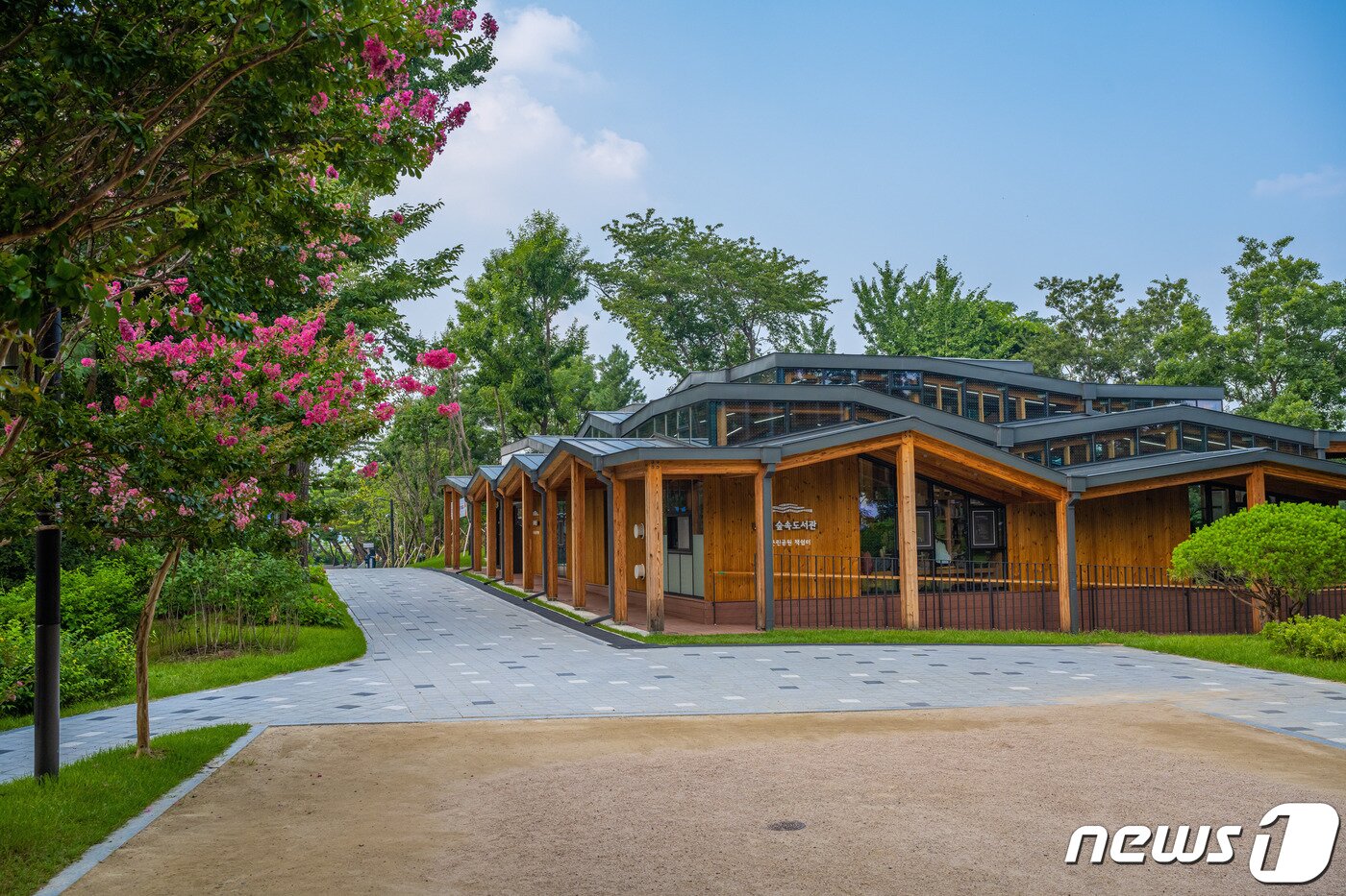 본문 이미지 - 오동숲속도서관 외관, 지붕을 중첩되게 만든 것이 특징적이다(서울관광재단 제공)