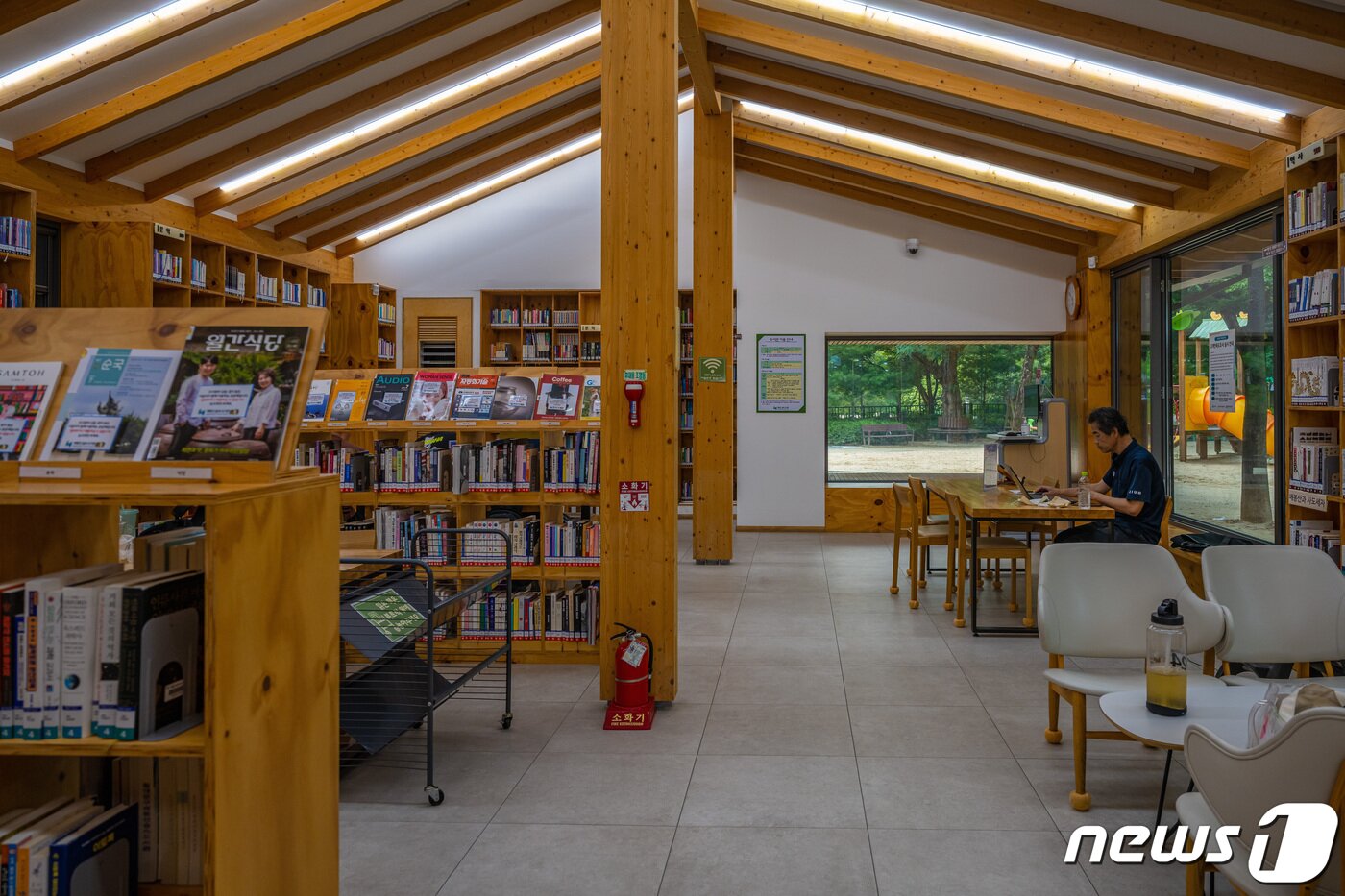본문 이미지 - 배봉산 숲속도서관 열람실(서울관광재단 제공)