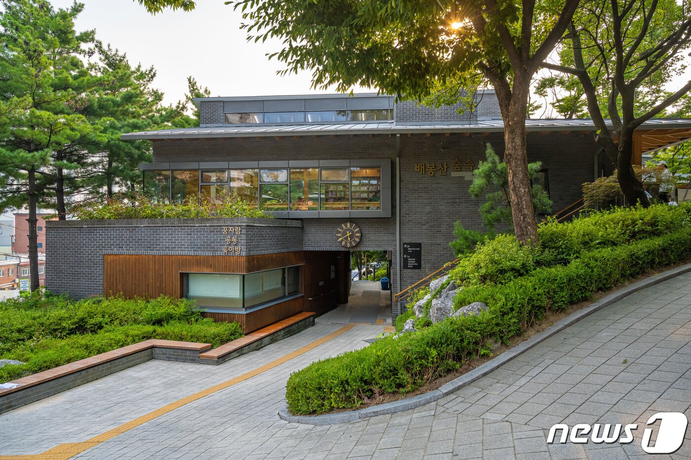 본문 이미지 - 배봉산숲속도서관 외관(서울관광재단 제공)