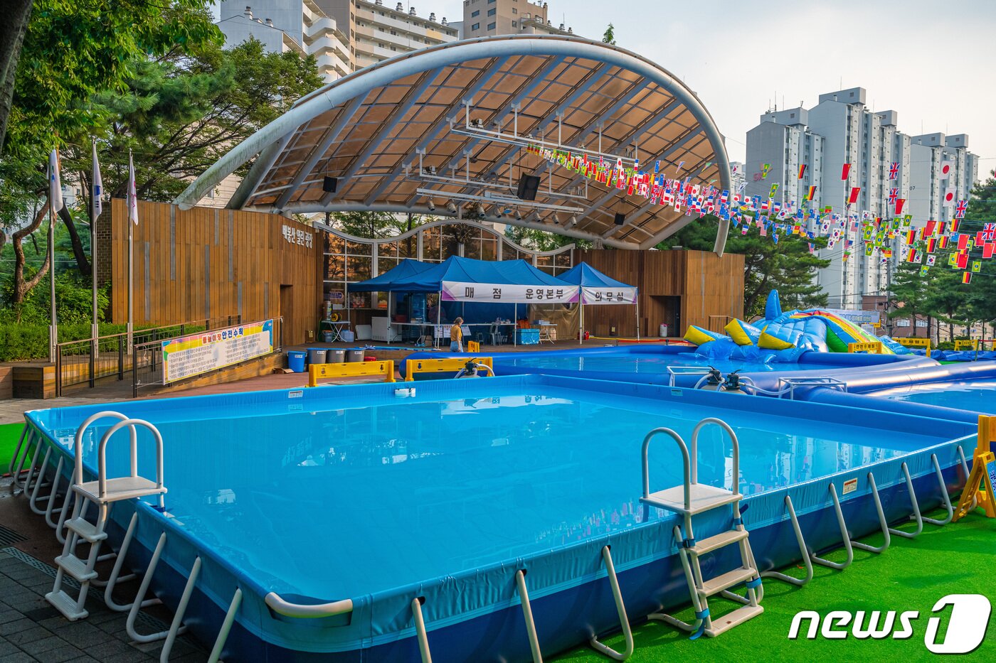 본문 이미지 - 배봉산 열린광장에 설치된 어린이 물놀이장(서울관광재단 제공)
